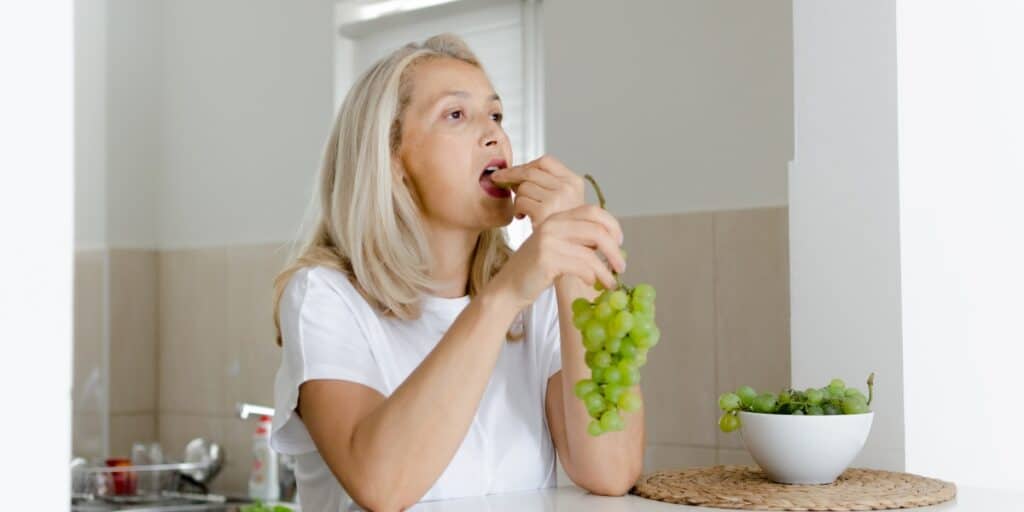 Scopri la frutta da evitare dopo i 50 anni: una lista sorprendente che ti cambierà la dieta